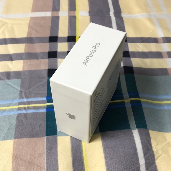 Apple White Earbud Headphones with Wireless Connectivity - Picture 4 of 5